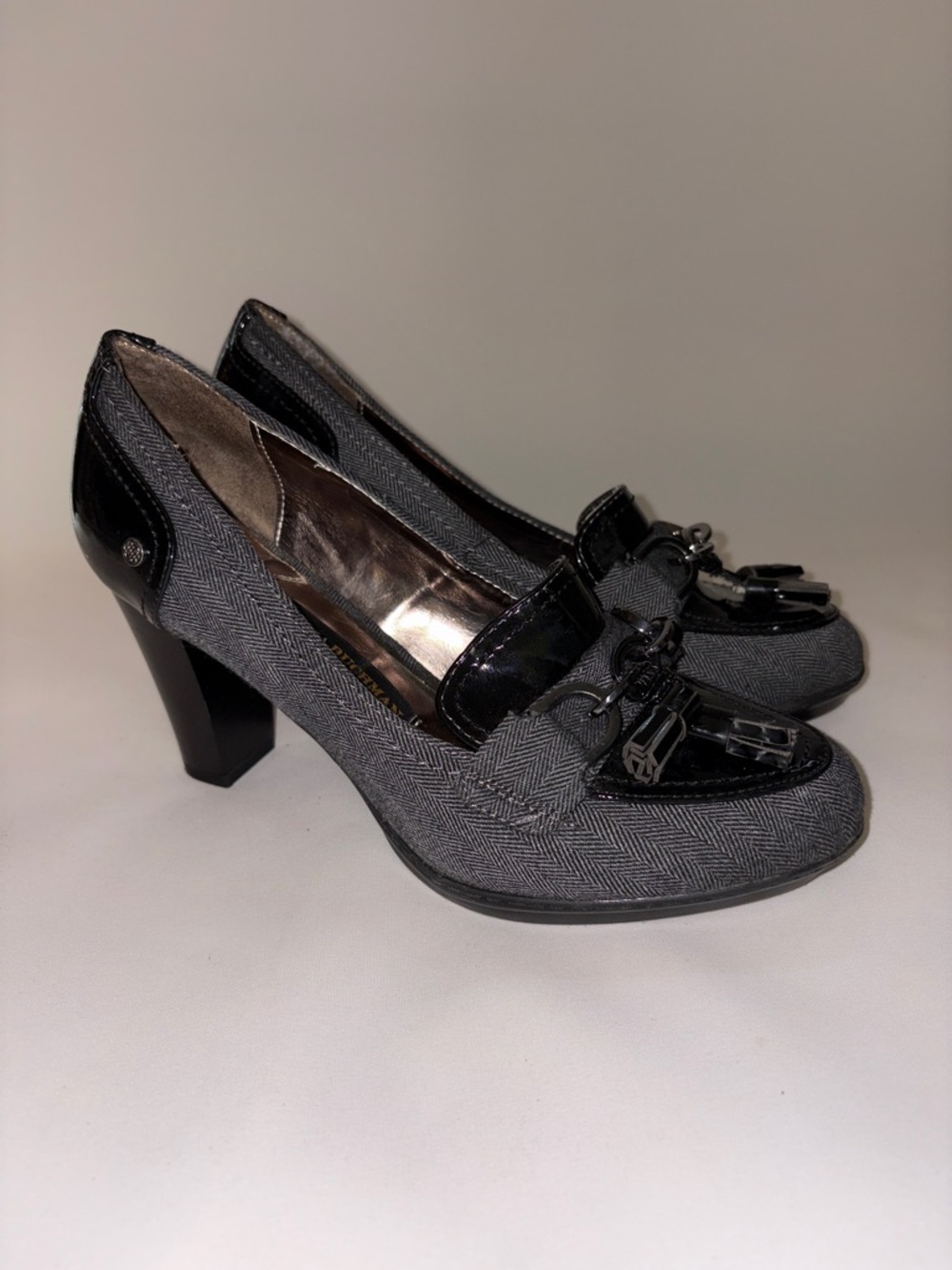 Dana Buchman "Caylee" Gray Herringbone & Black Patent Tassel‎ Pumps Size 8